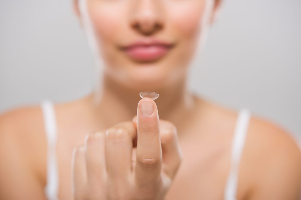 kontaktne leče v roki mlade ženske
