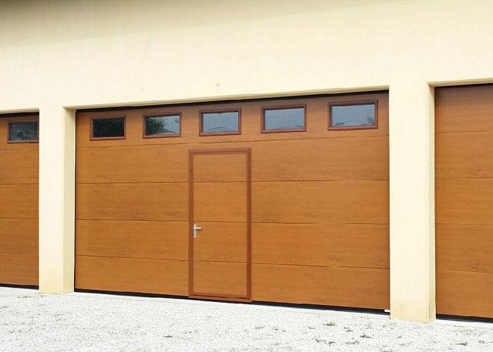 Sekcijska garazna vrata z osebnim prehodom.